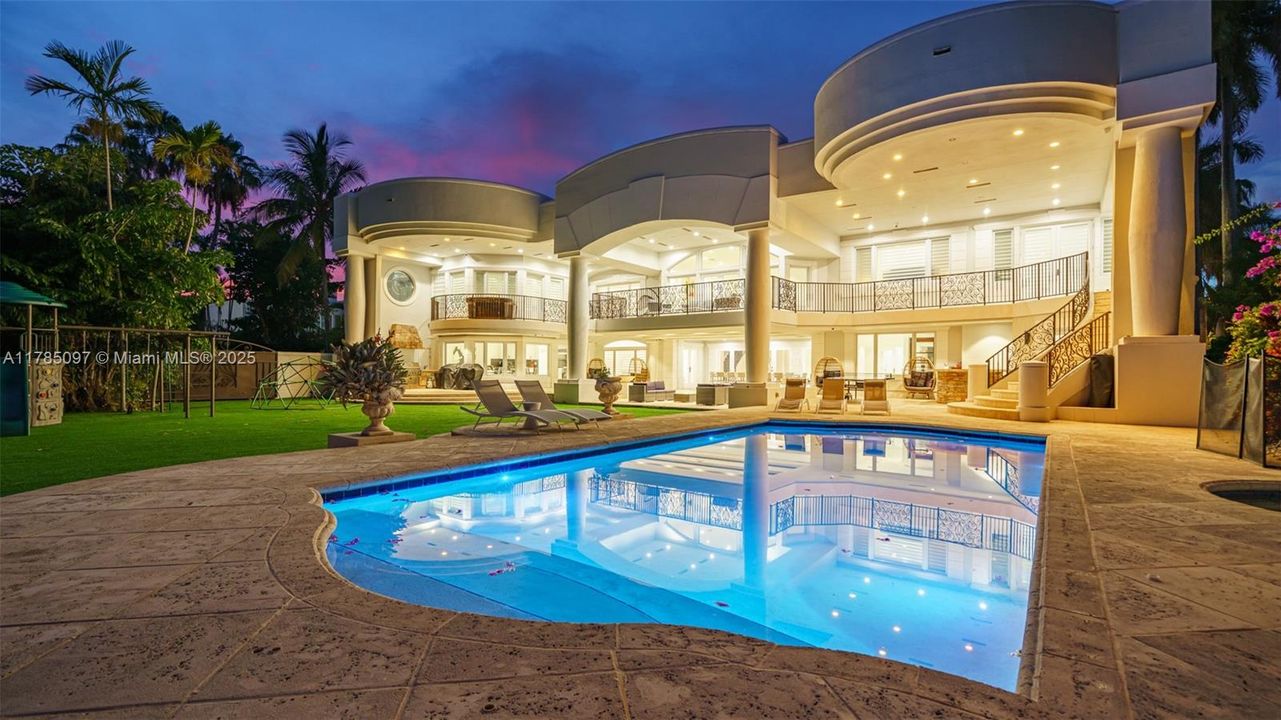 For Sale: $8,995,000 (8 beds, 6 baths, 6718 Square Feet)