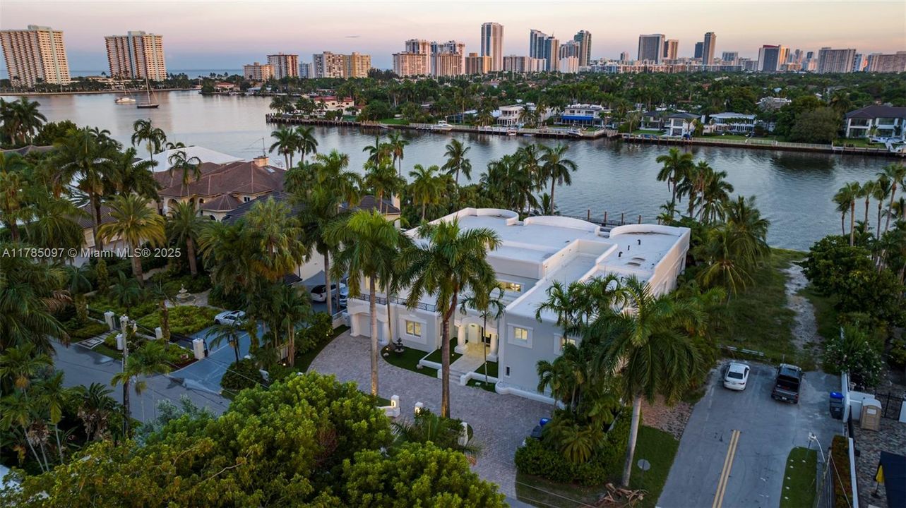 For Sale: $8,995,000 (8 beds, 6 baths, 6718 Square Feet)