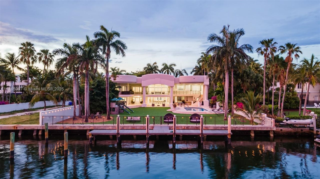 For Sale: $8,995,000 (8 beds, 6 baths, 6718 Square Feet)