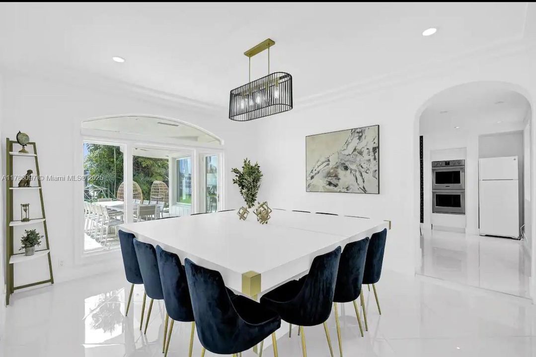 For Sale: $8,995,000 (8 beds, 6 baths, 6718 Square Feet)