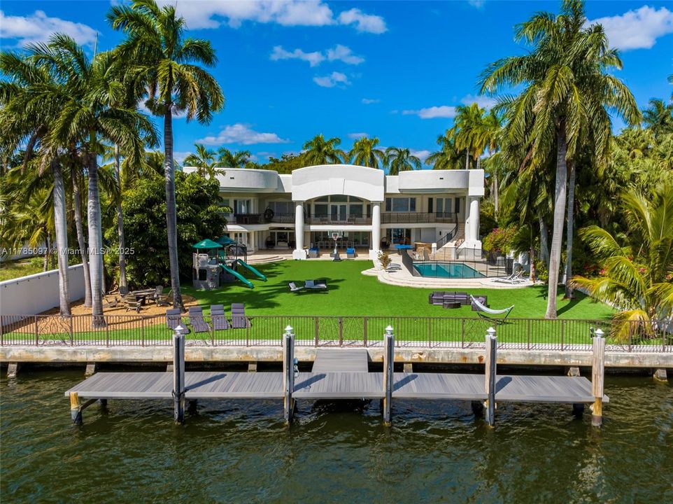 For Sale: $8,995,000 (8 beds, 6 baths, 6718 Square Feet)