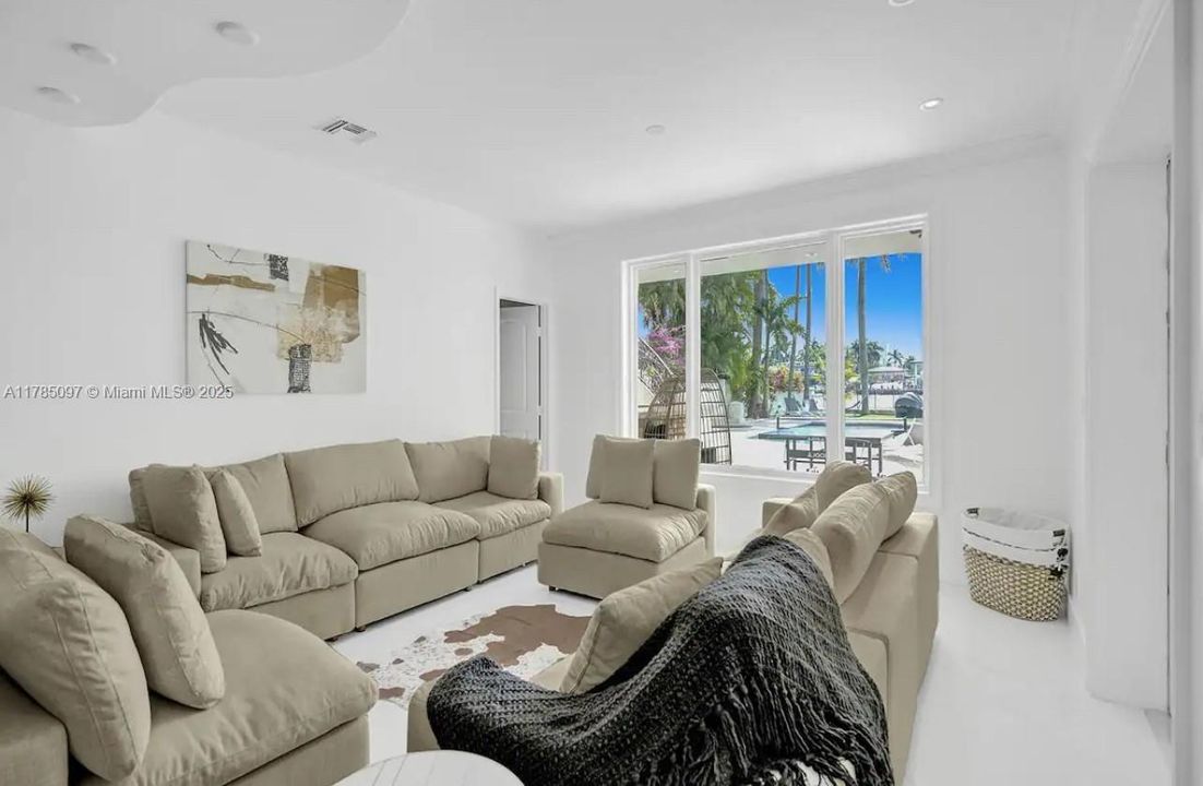 For Sale: $8,995,000 (8 beds, 6 baths, 6718 Square Feet)