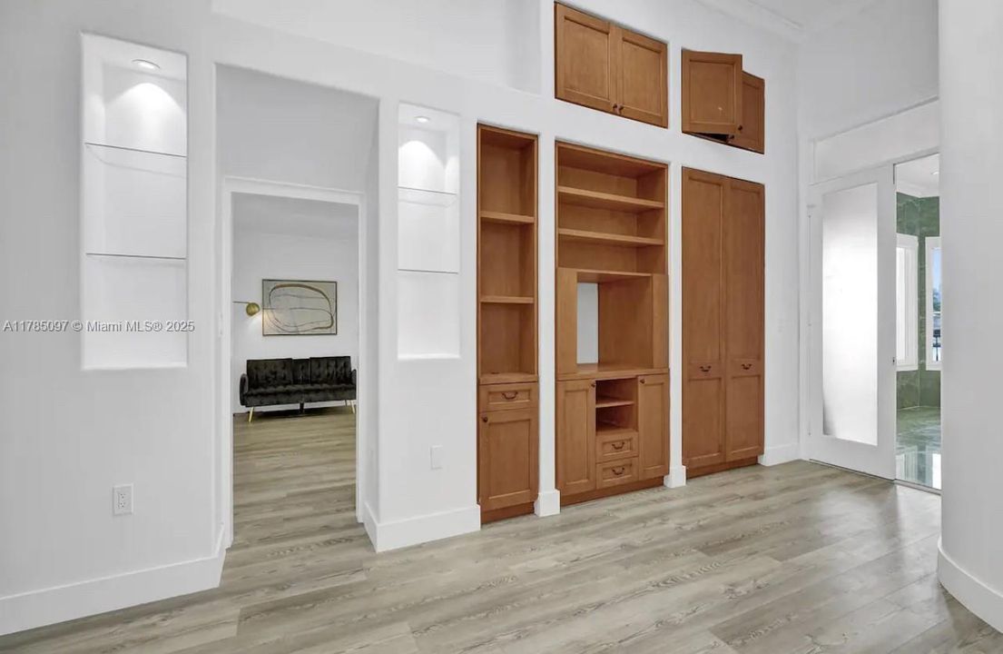 For Sale: $8,995,000 (8 beds, 6 baths, 6718 Square Feet)
