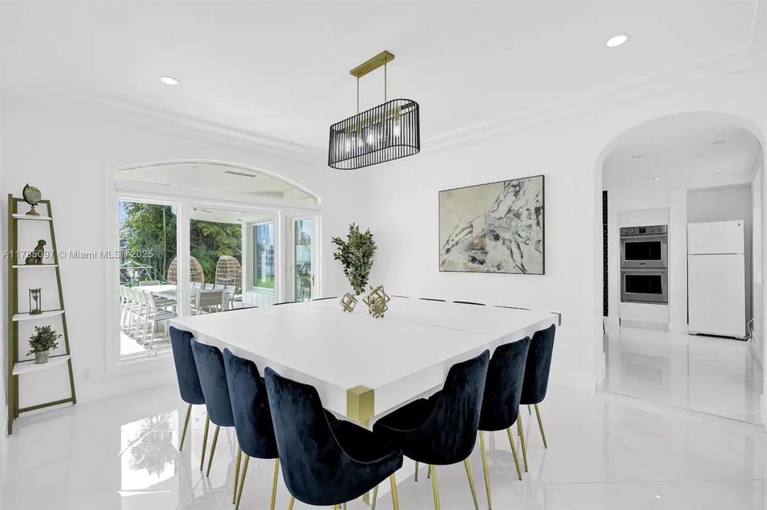 For Sale: $8,995,000 (8 beds, 6 baths, 6718 Square Feet)