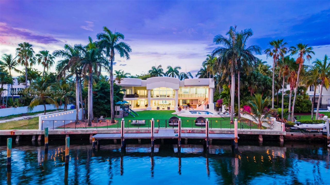 For Sale: $8,995,000 (8 beds, 6 baths, 6718 Square Feet)