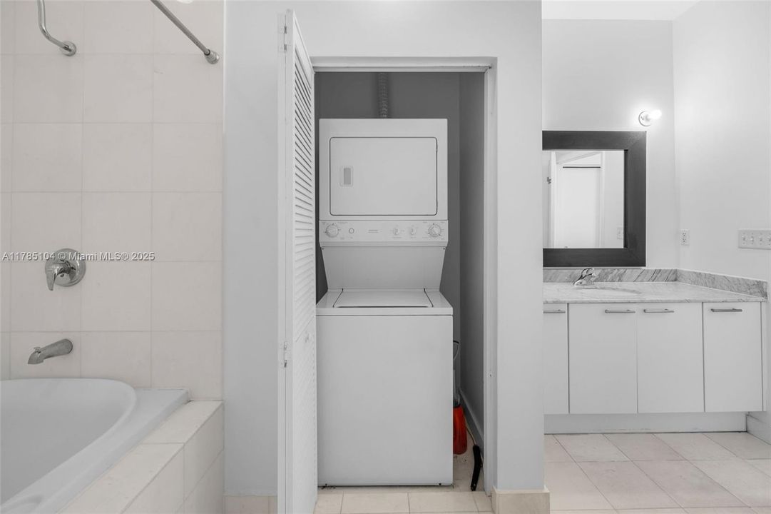 For Sale: $635,000 (1 beds, 1 baths, 915 Square Feet)