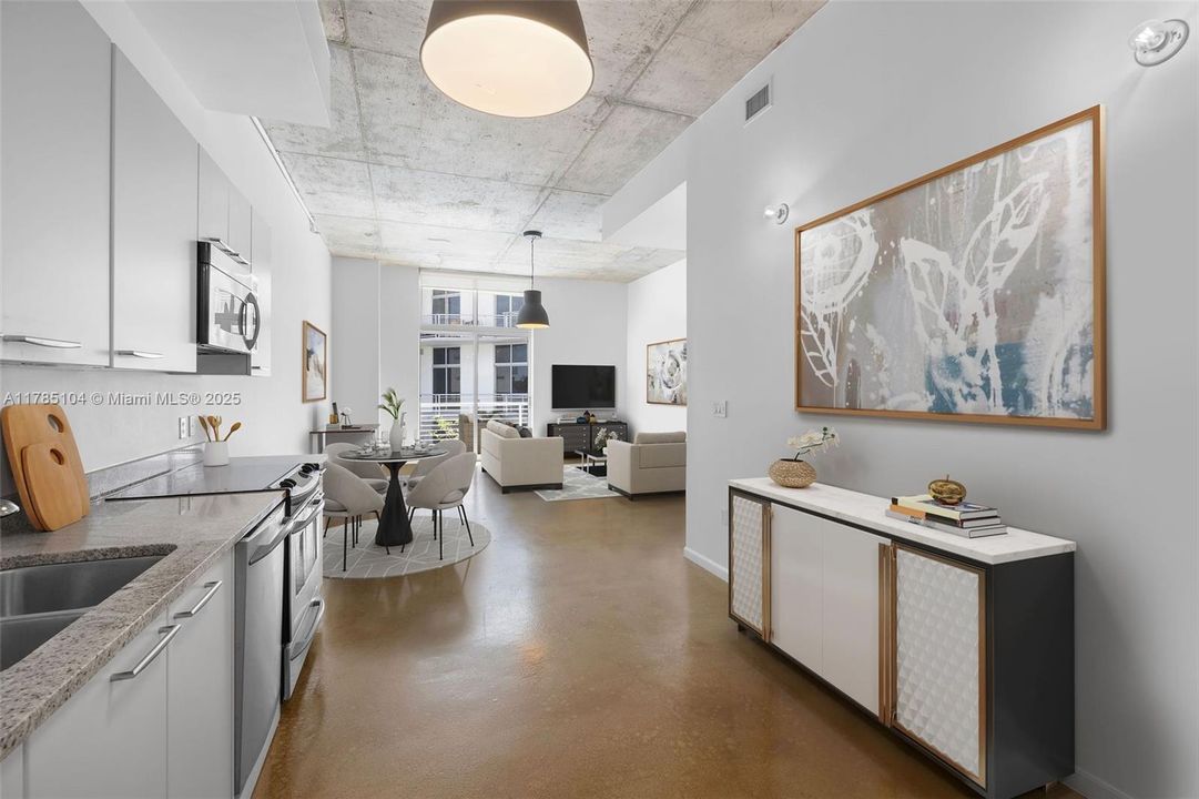 For Sale: $635,000 (1 beds, 1 baths, 915 Square Feet)