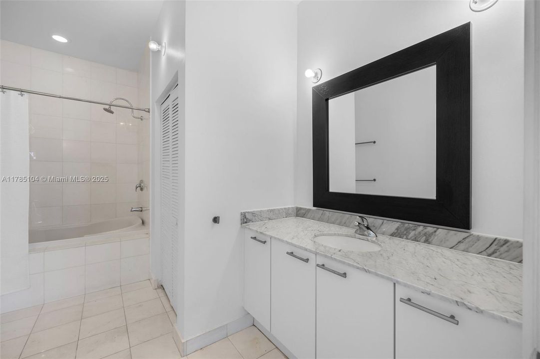 For Sale: $635,000 (1 beds, 1 baths, 915 Square Feet)