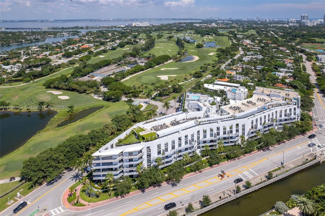 For Sale: $635,000 (1 beds, 1 baths, 915 Square Feet)