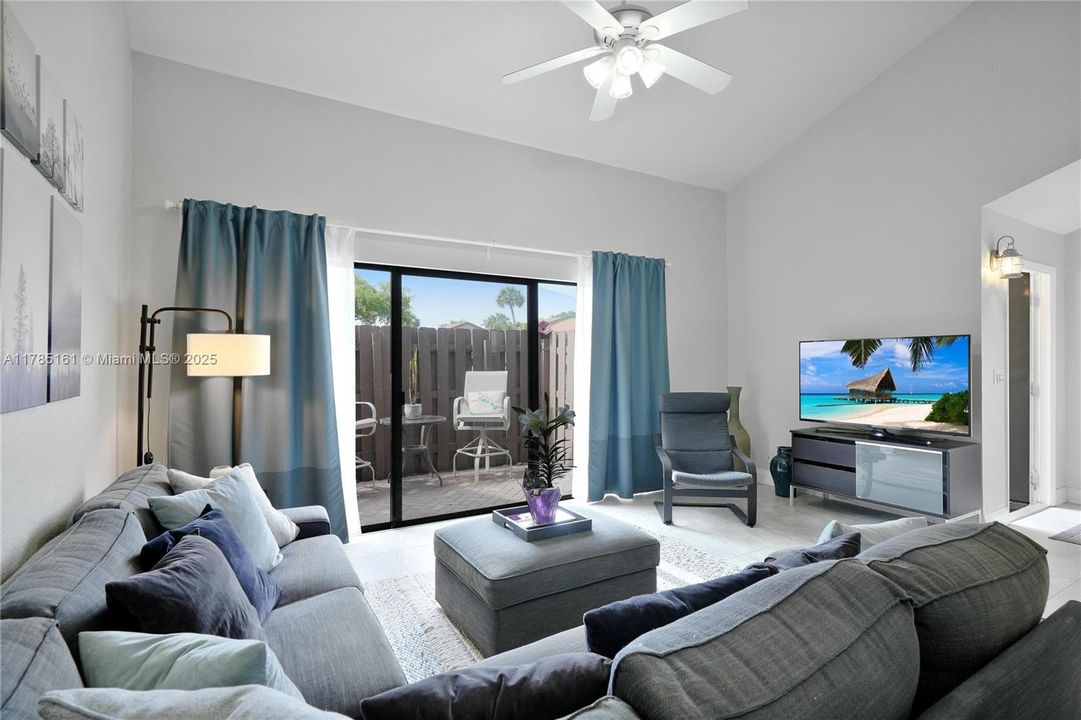 Недавно продано: $398,000 (2 спален, 2 ванн, 1230 Квадратных фут)