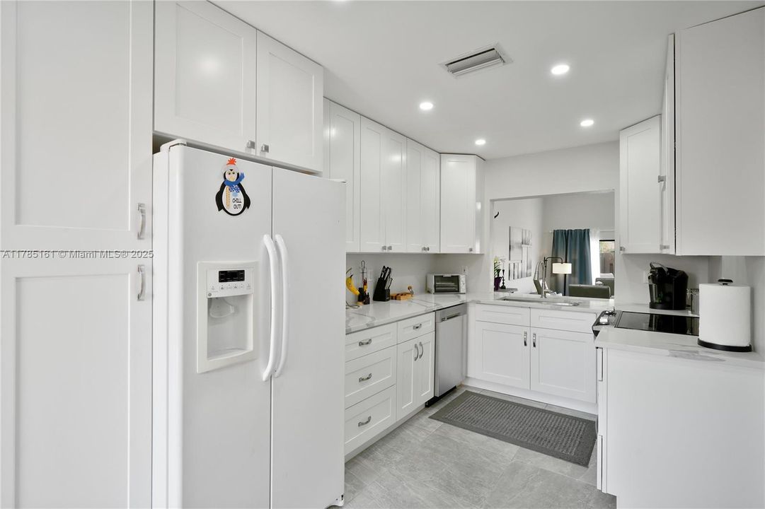 Недавно продано: $398,000 (2 спален, 2 ванн, 1230 Квадратных фут)