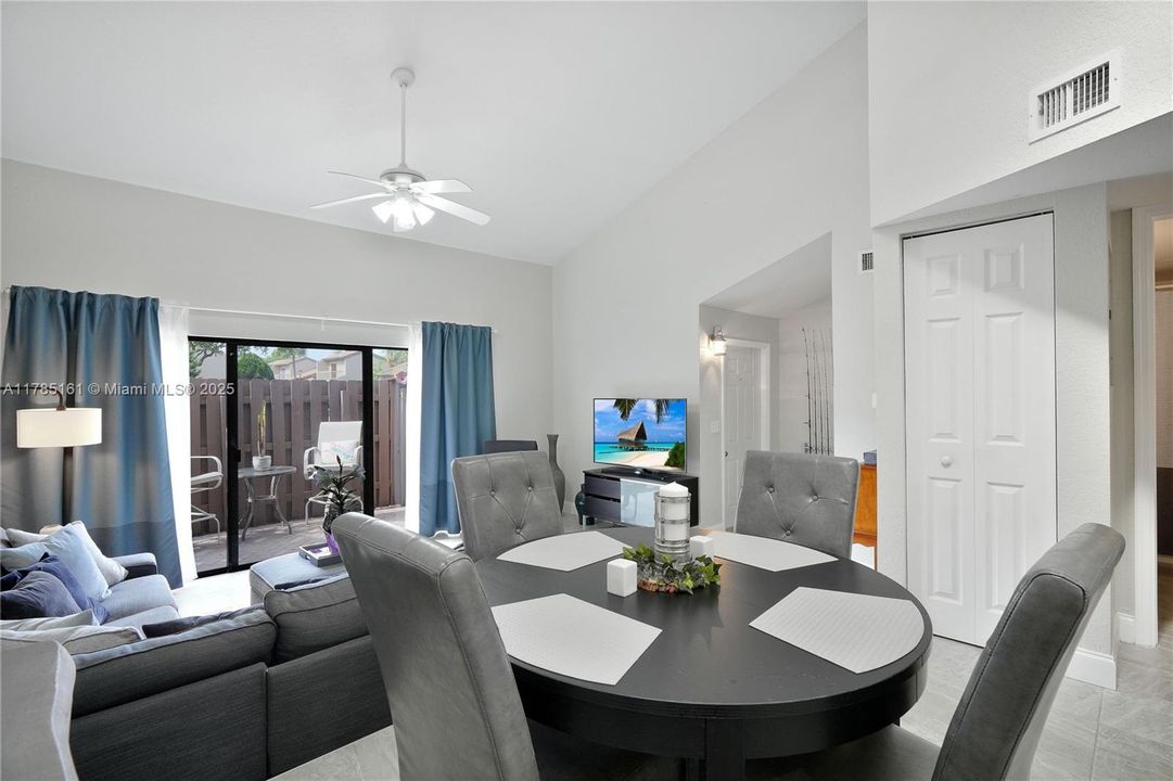 Недавно продано: $398,000 (2 спален, 2 ванн, 1230 Квадратных фут)