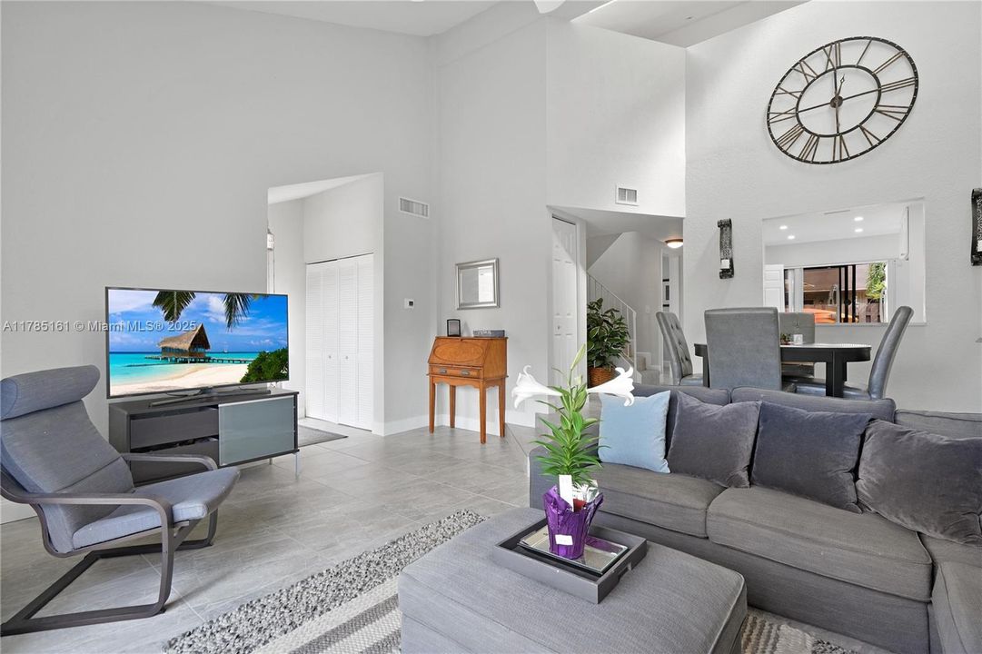 Недавно продано: $398,000 (2 спален, 2 ванн, 1230 Квадратных фут)