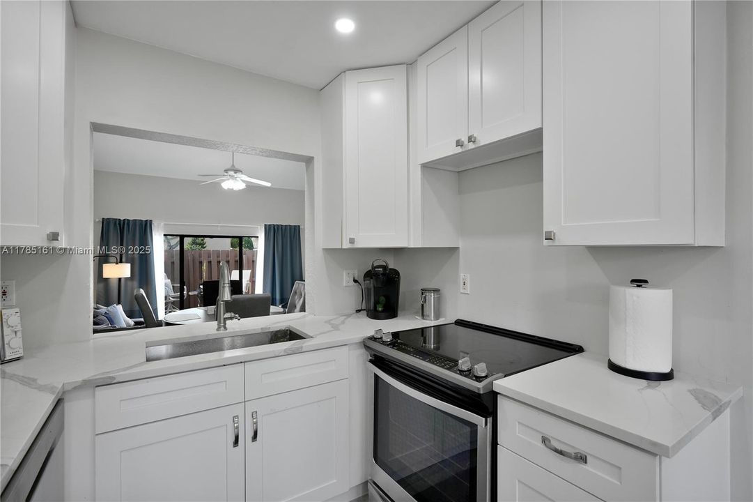 Недавно продано: $398,000 (2 спален, 2 ванн, 1230 Квадратных фут)