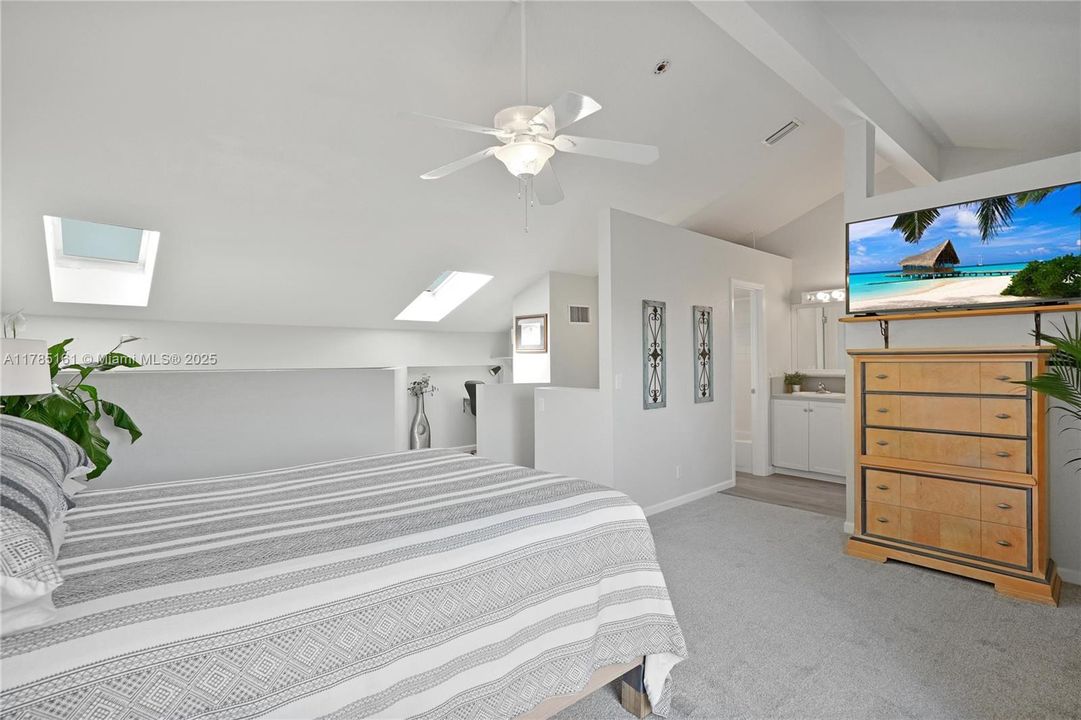 Недавно продано: $398,000 (2 спален, 2 ванн, 1230 Квадратных фут)