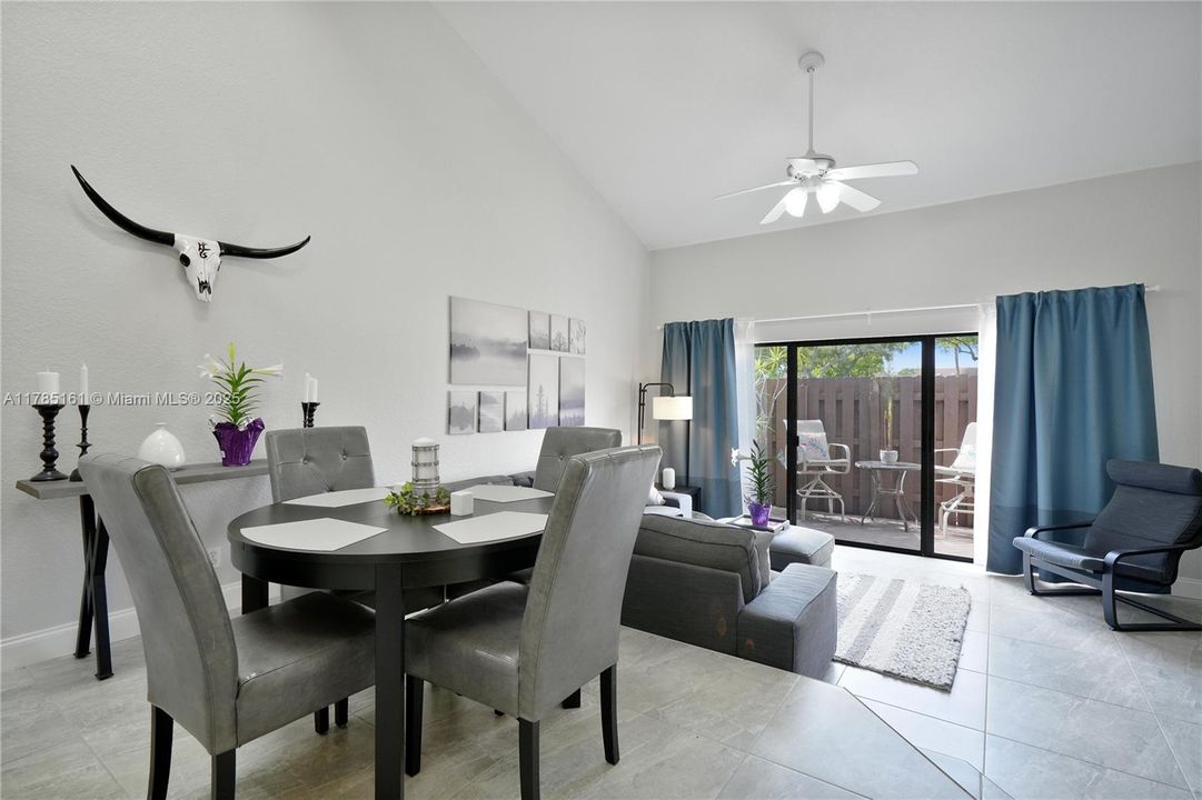 Недавно продано: $398,000 (2 спален, 2 ванн, 1230 Квадратных фут)