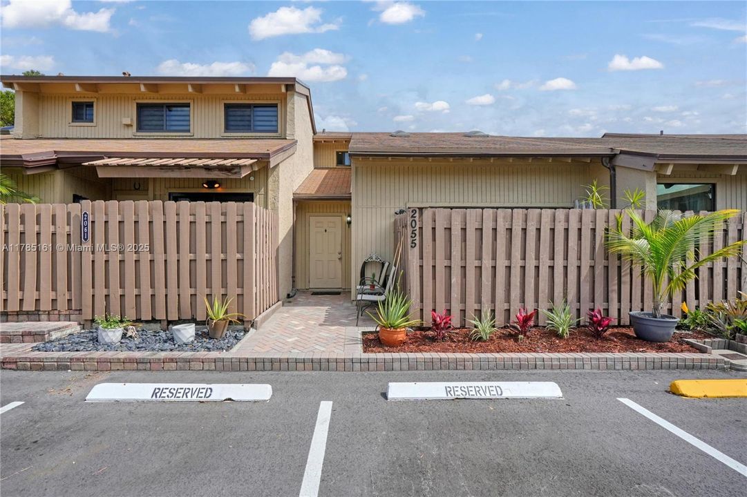 Недавно продано: $398,000 (2 спален, 2 ванн, 1230 Квадратных фут)