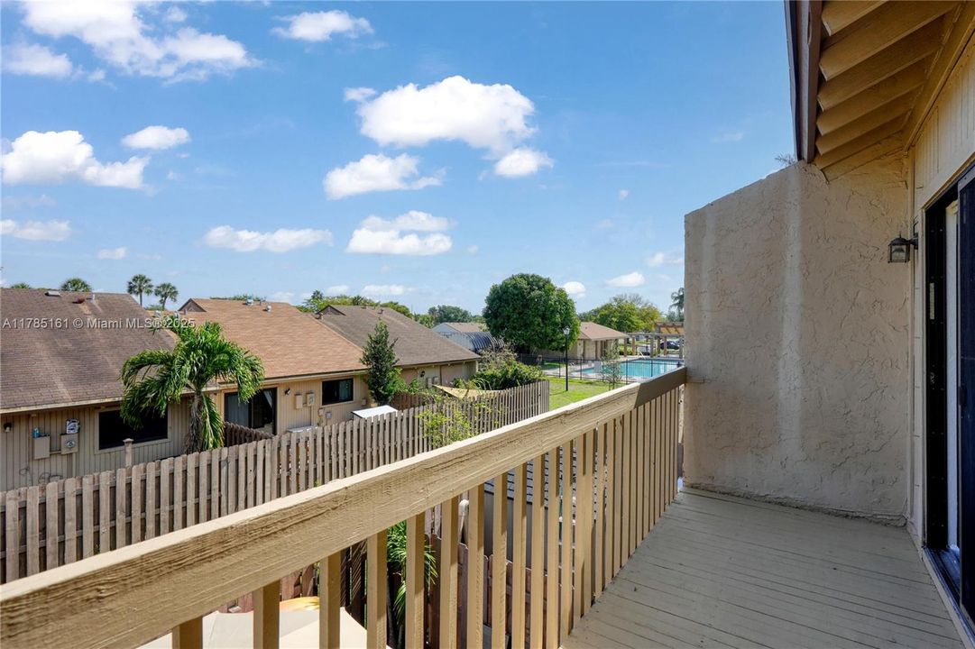 Недавно продано: $398,000 (2 спален, 2 ванн, 1230 Квадратных фут)