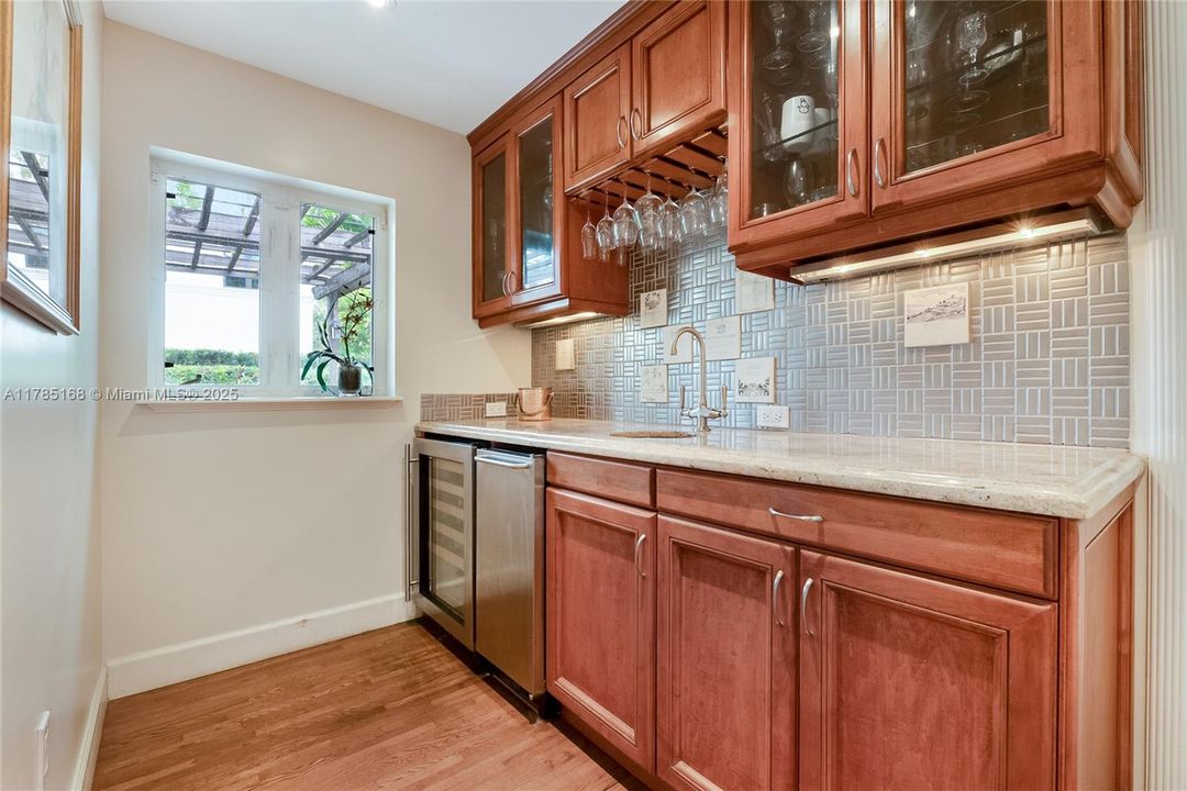 Recently Sold: $2,095,000 (3 beds, 3 baths, 2314 Square Feet)