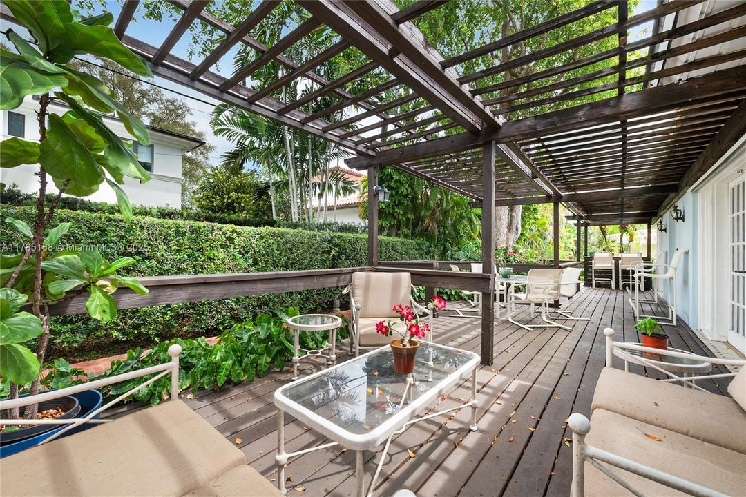 Recently Sold: $2,095,000 (3 beds, 3 baths, 2314 Square Feet)