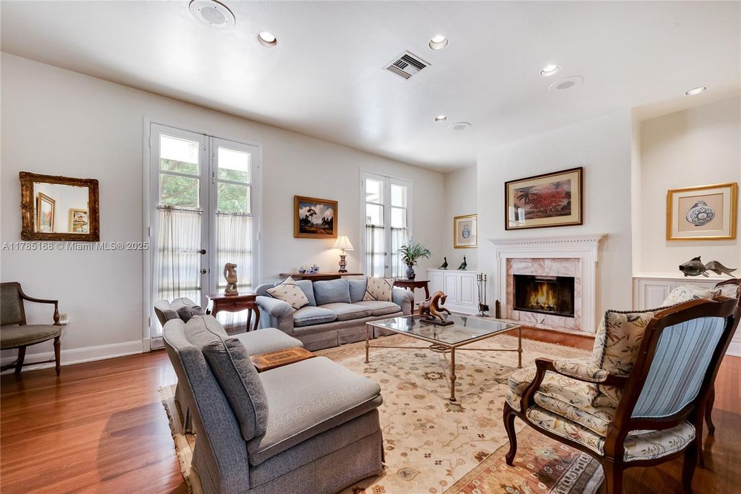 Recently Sold: $2,095,000 (3 beds, 3 baths, 2314 Square Feet)