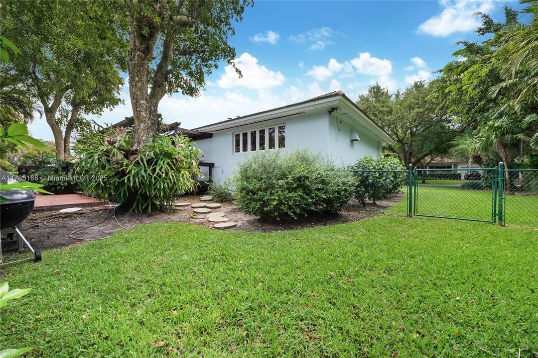 Recently Sold: $2,095,000 (3 beds, 3 baths, 2314 Square Feet)