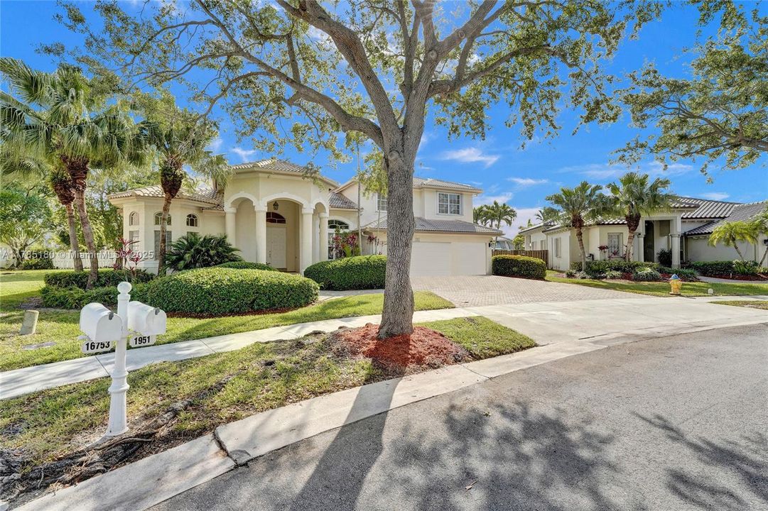 最近售出: $995,000 (5 贝兹, 5 浴室, 3561 平方英尺)