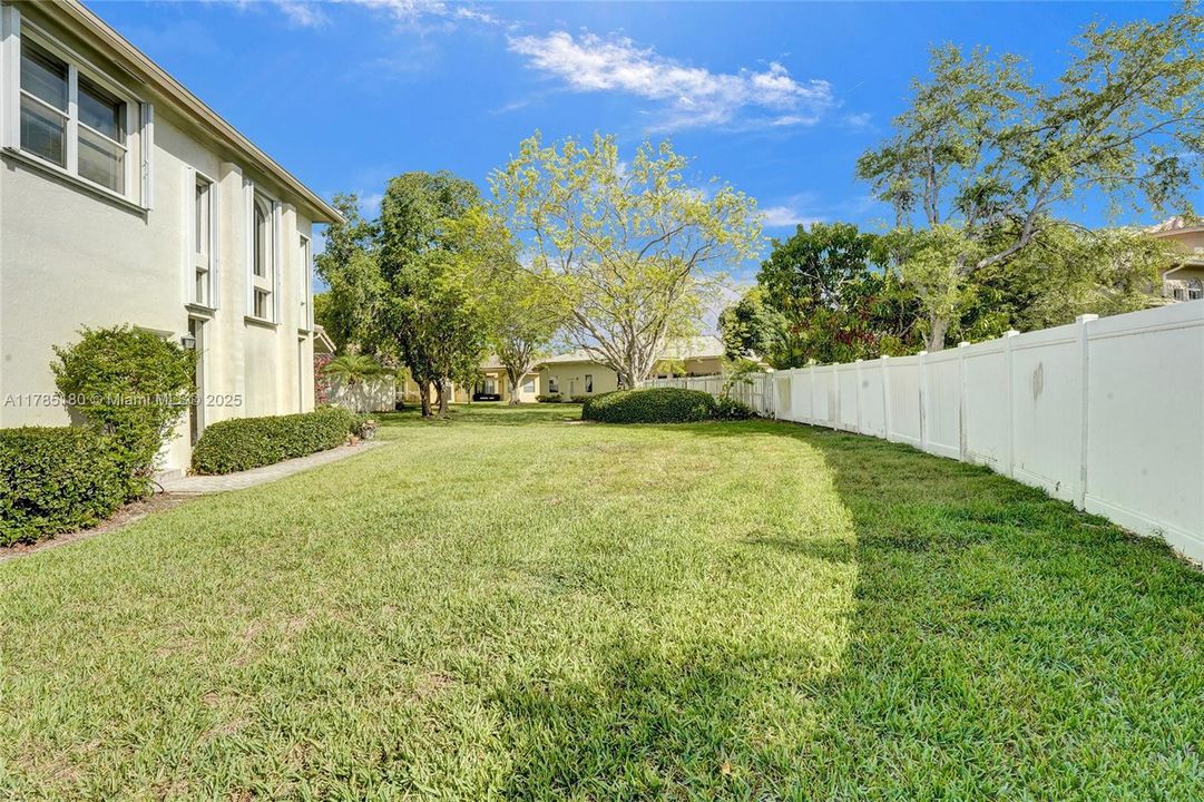 最近售出: $995,000 (5 贝兹, 5 浴室, 3561 平方英尺)