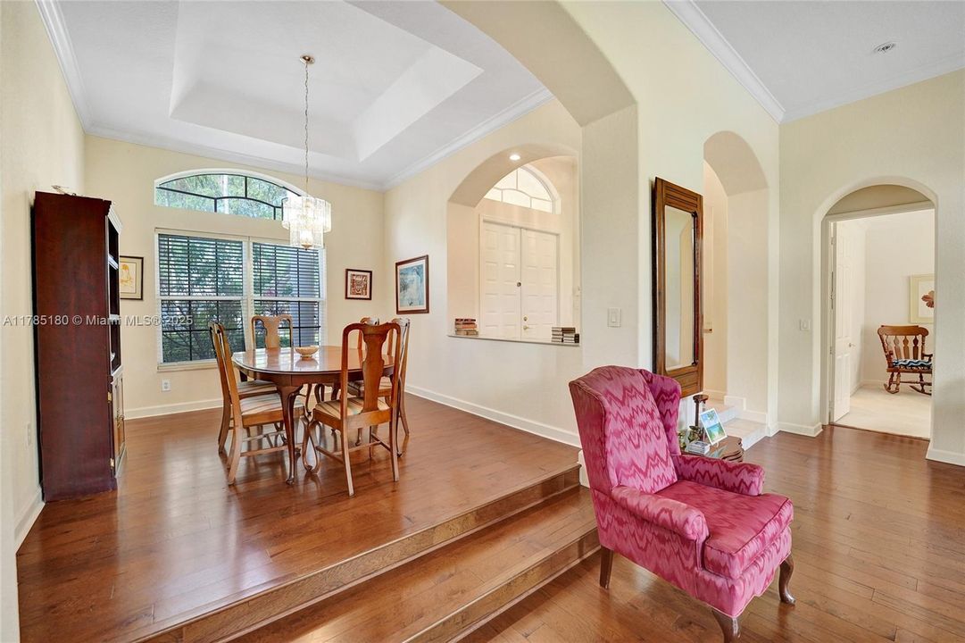 最近售出: $995,000 (5 贝兹, 5 浴室, 3561 平方英尺)