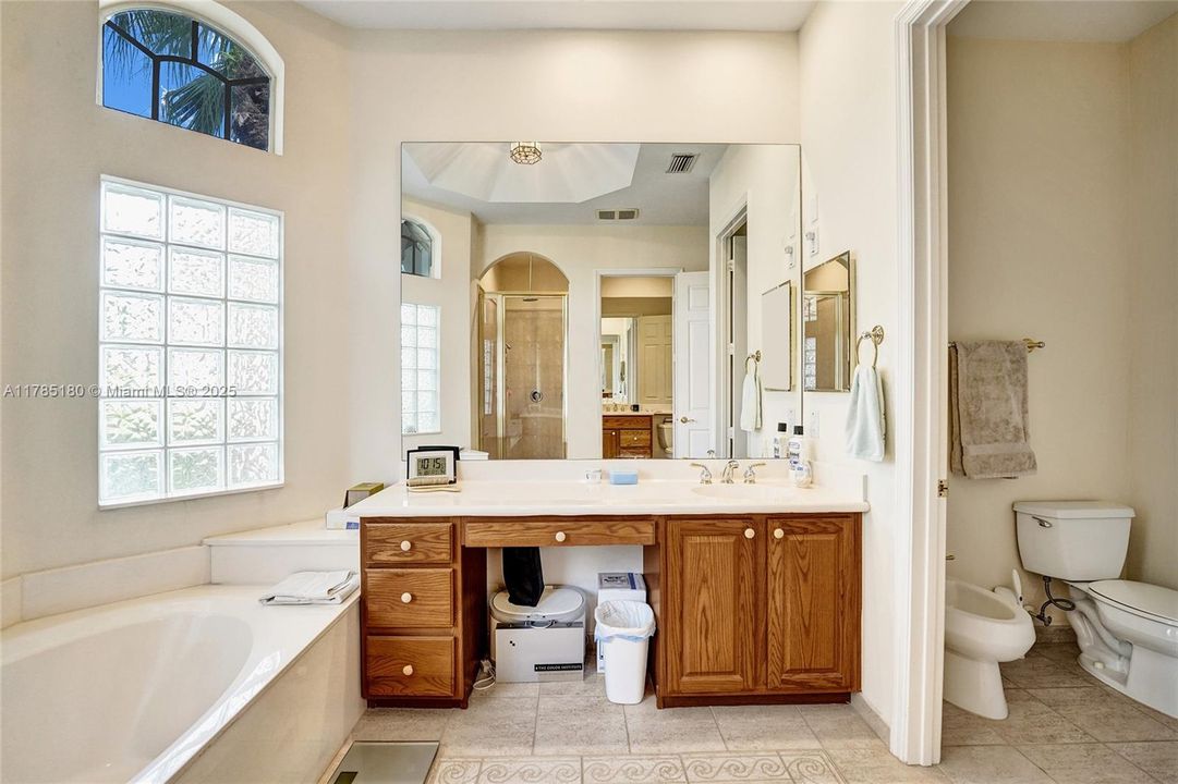 最近售出: $995,000 (5 贝兹, 5 浴室, 3561 平方英尺)