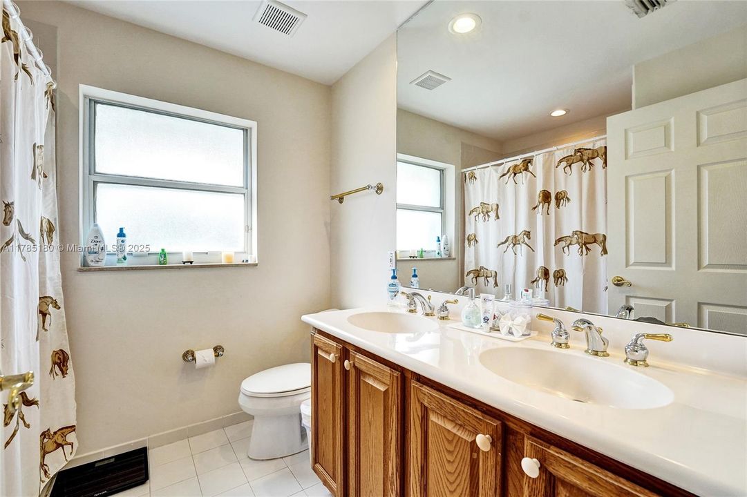 最近售出: $995,000 (5 贝兹, 5 浴室, 3561 平方英尺)