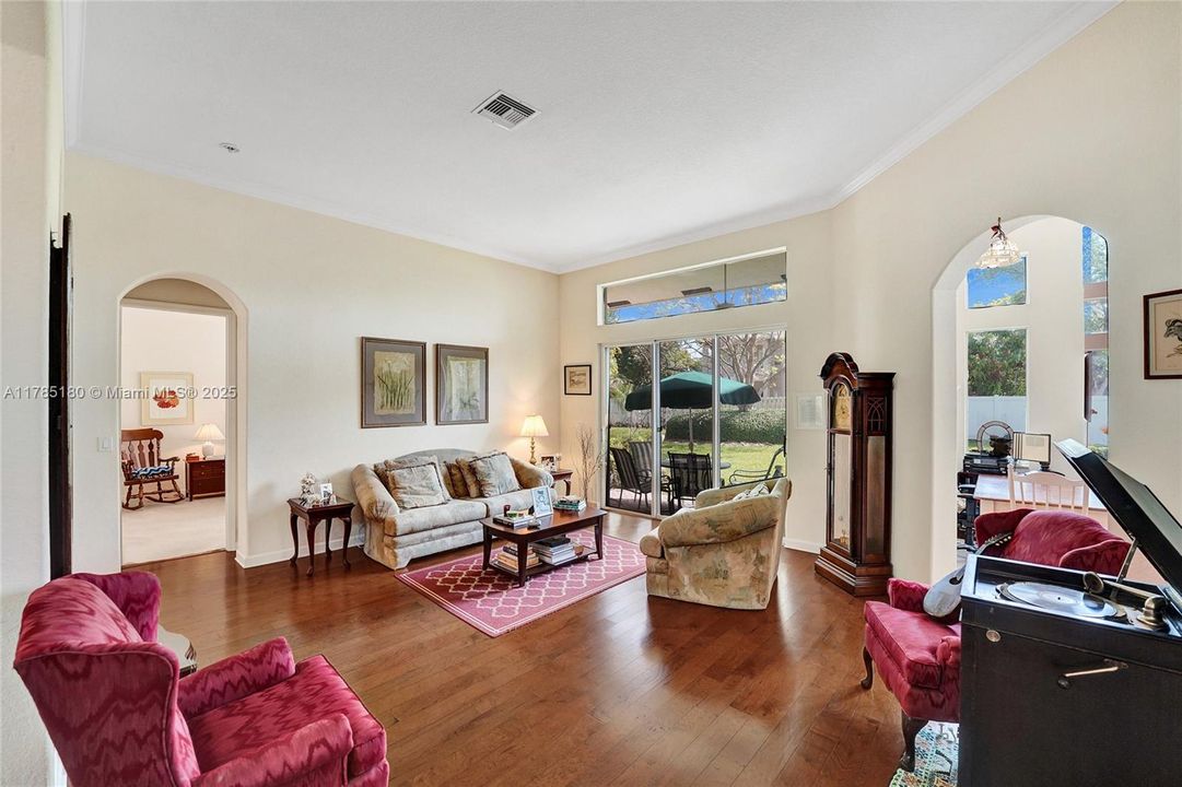 最近售出: $995,000 (5 贝兹, 5 浴室, 3561 平方英尺)