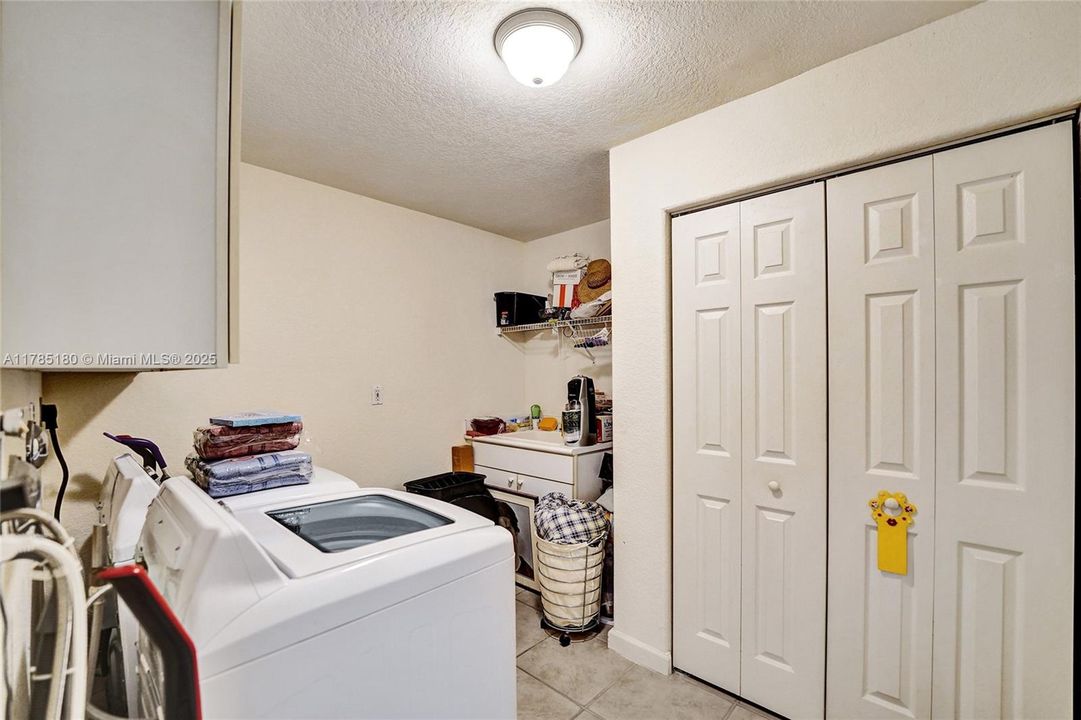 最近售出: $995,000 (5 贝兹, 5 浴室, 3561 平方英尺)