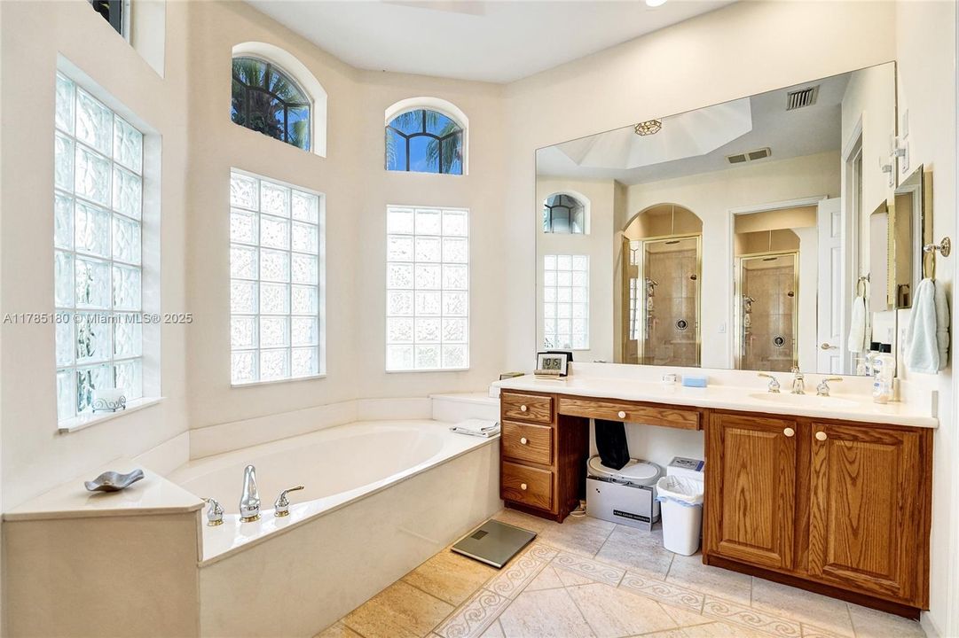 最近售出: $995,000 (5 贝兹, 5 浴室, 3561 平方英尺)