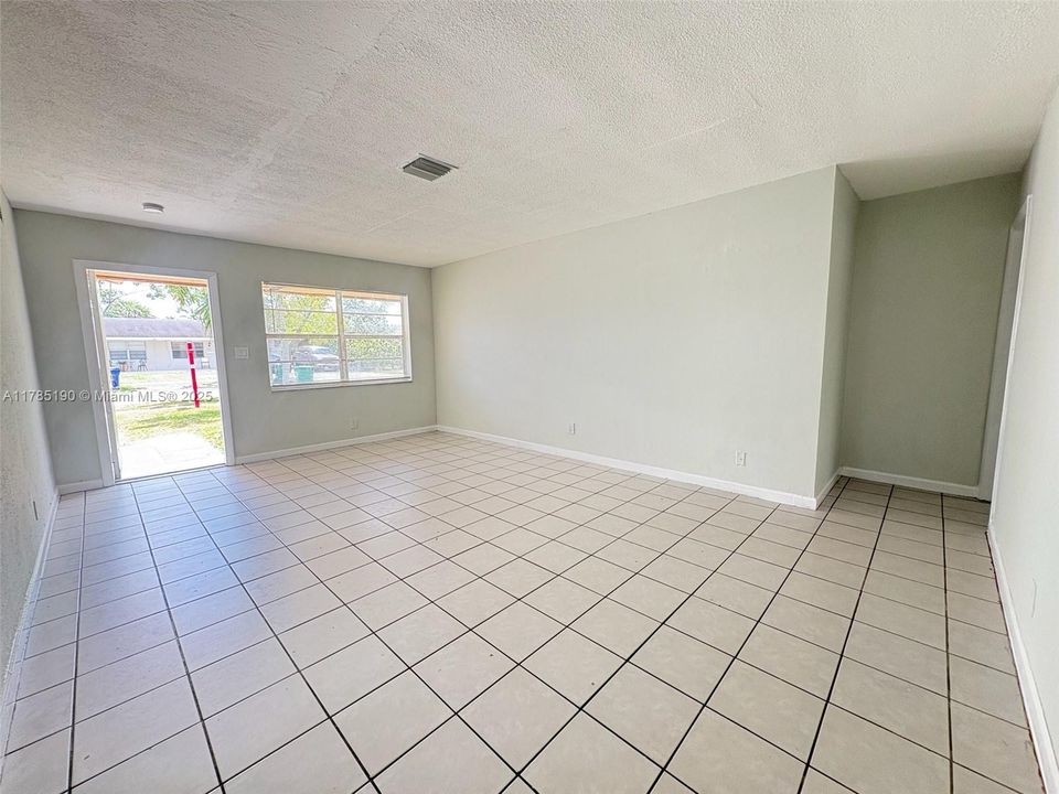 Recientemente alquilado: $2,200 (3 camas, 2 baños, 1400 Pies cuadrados)