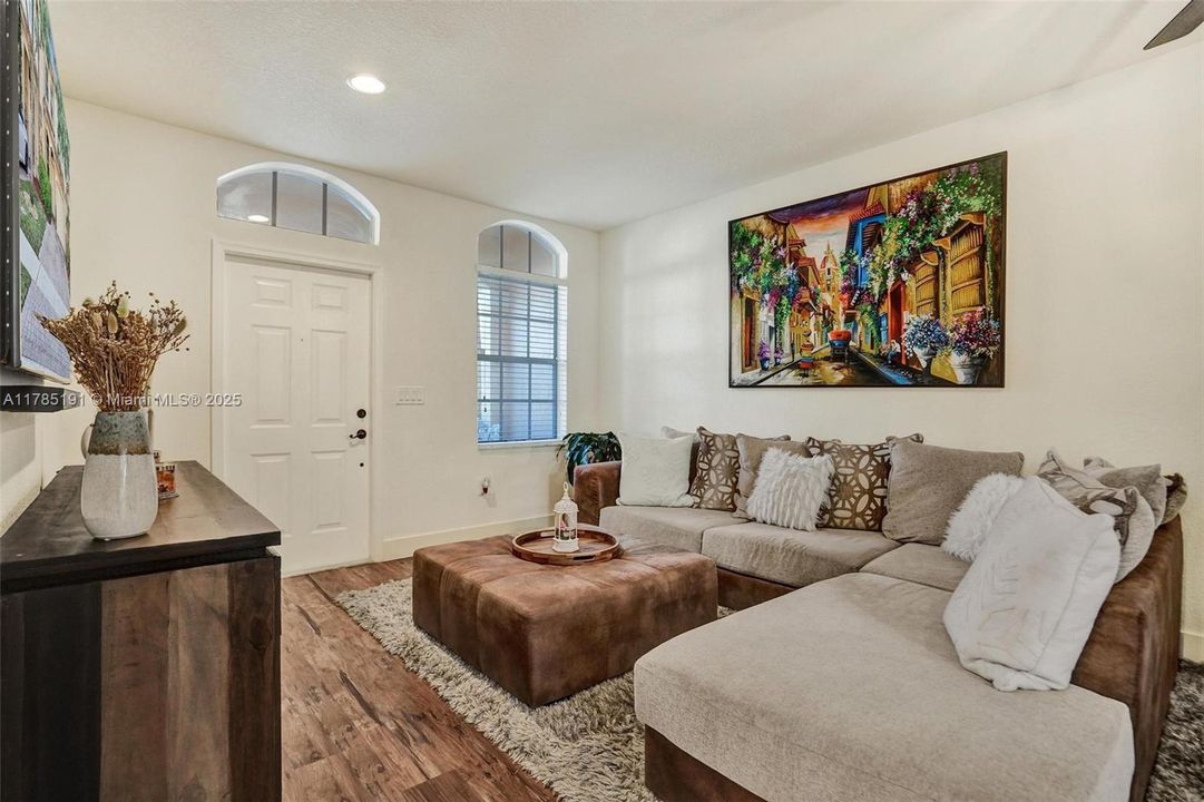 Recently Sold: $435,000 (3 beds, 2 baths, 1530 Square Feet)