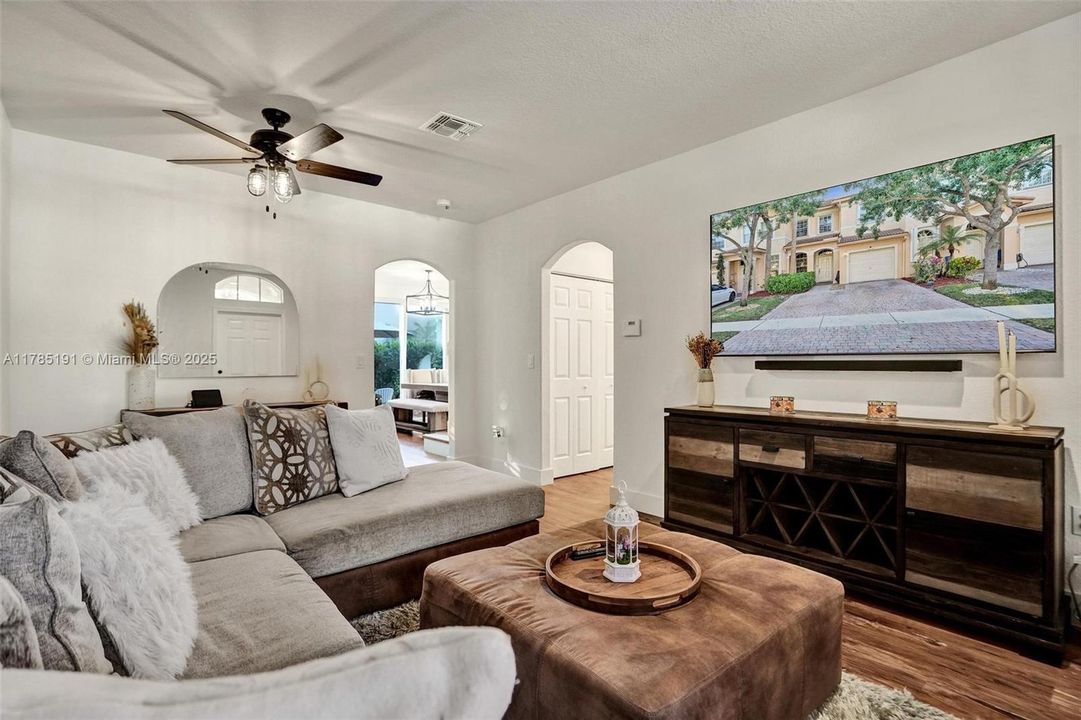 Recently Sold: $435,000 (3 beds, 2 baths, 1530 Square Feet)