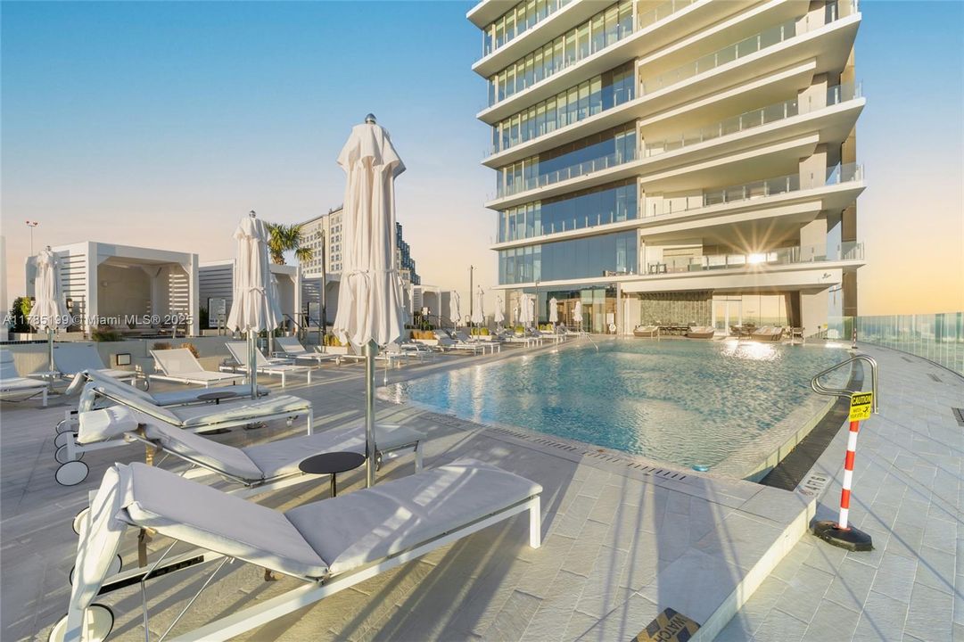 На продажу: $3,900,000 (3 спален, 3 ванн, 2414 Квадратных фут)