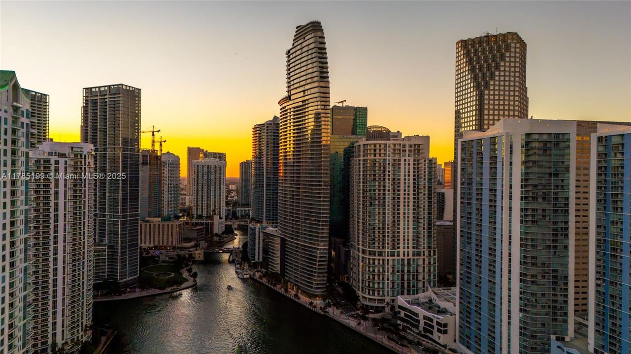 На продажу: $3,900,000 (3 спален, 3 ванн, 2414 Квадратных фут)