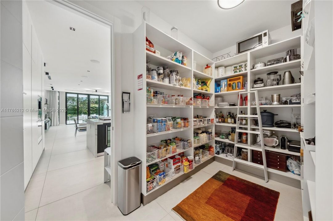 Recently Sold: $10,500,000 (8 beds, 9 baths, 9194 Square Feet)