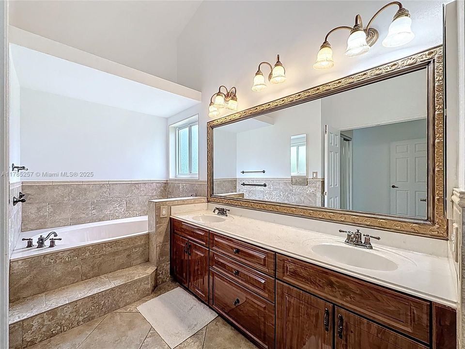 Недавно арендовано: $8,900 (4 спален, 2 ванн, 3529 Квадратных фут)