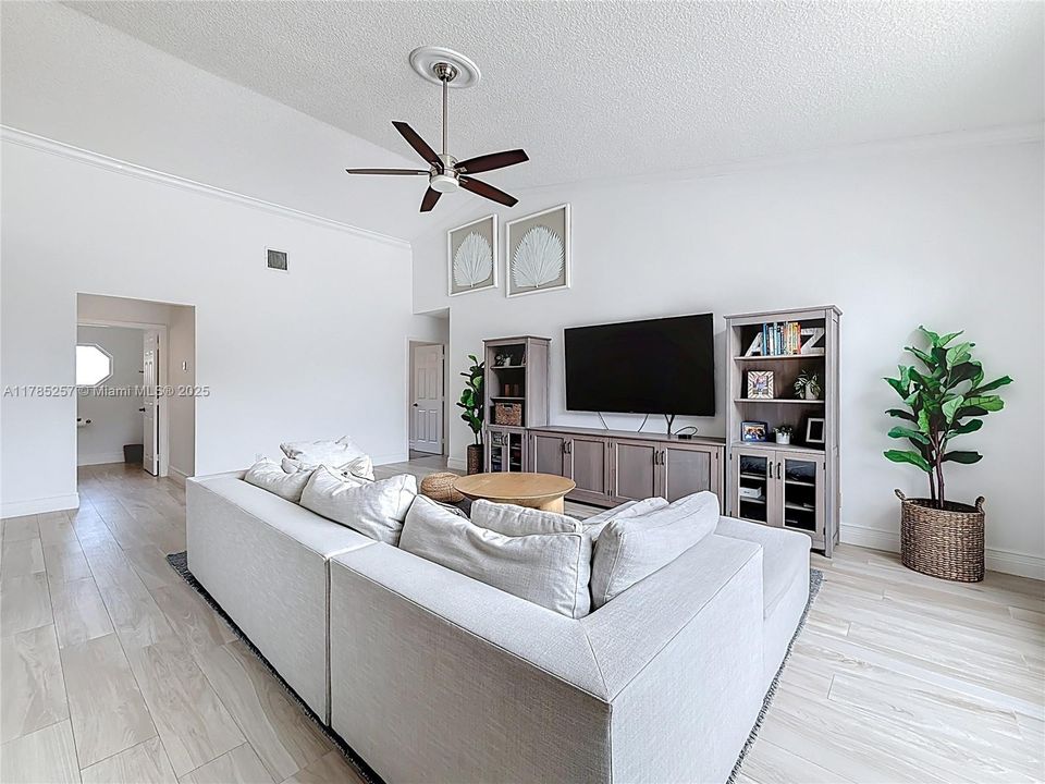 Недавно арендовано: $8,900 (4 спален, 2 ванн, 3529 Квадратных фут)