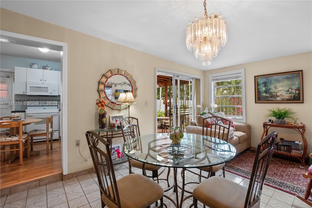 Recently Sold: $575,000 (2 beds, 1 baths, 1160 Square Feet)