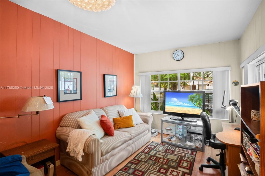 Recently Sold: $575,000 (2 beds, 1 baths, 1160 Square Feet)