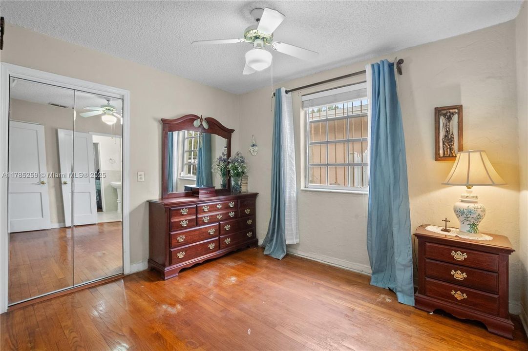 Recently Sold: $575,000 (2 beds, 1 baths, 1160 Square Feet)