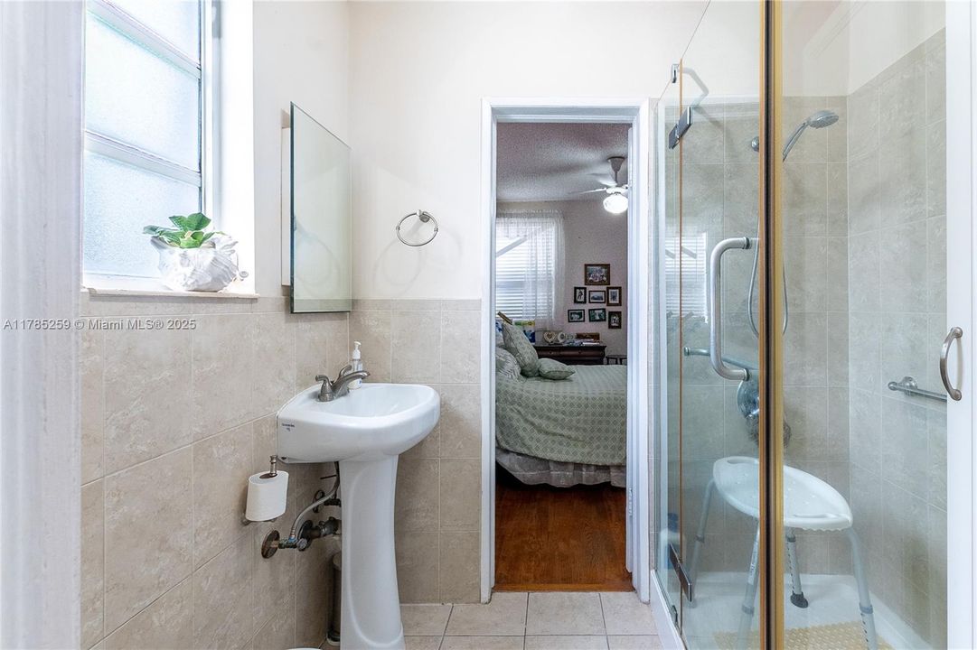 Recently Sold: $575,000 (2 beds, 1 baths, 1160 Square Feet)