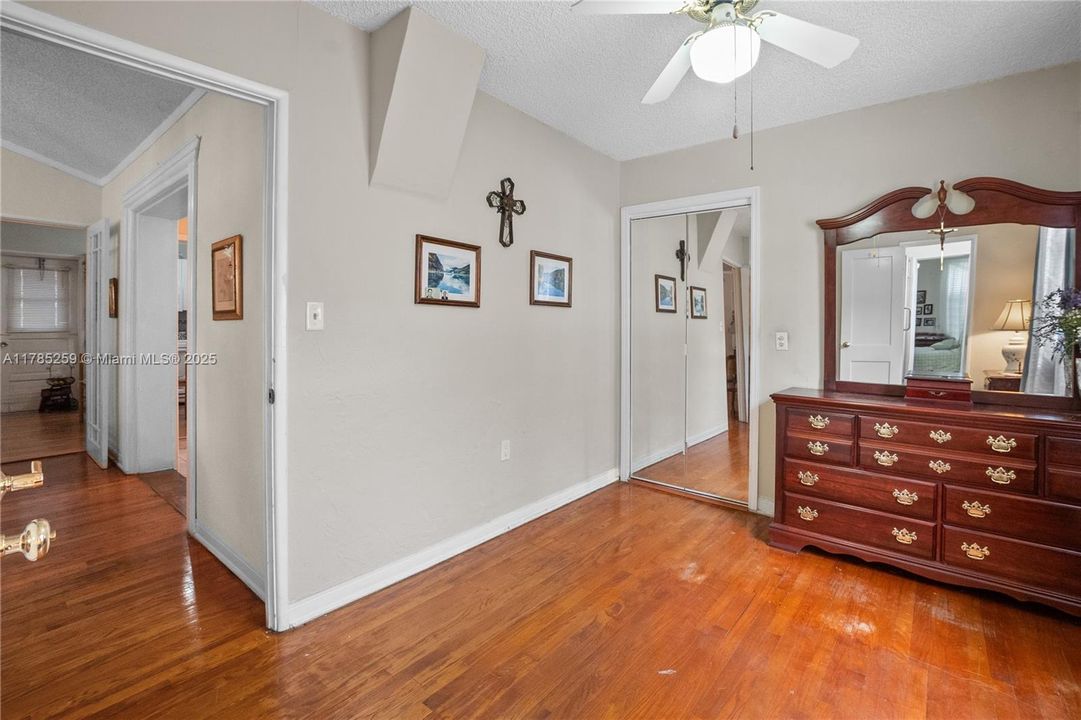 Recently Sold: $575,000 (2 beds, 1 baths, 1160 Square Feet)