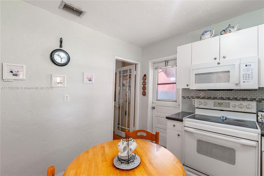 Recently Sold: $575,000 (2 beds, 1 baths, 1160 Square Feet)