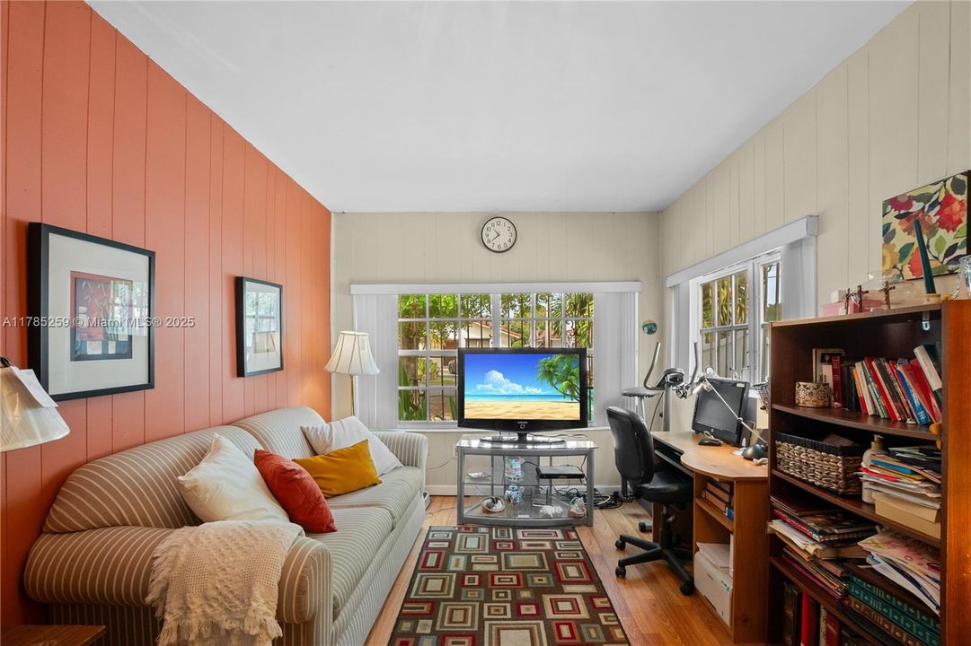 Recently Sold: $575,000 (2 beds, 1 baths, 1160 Square Feet)