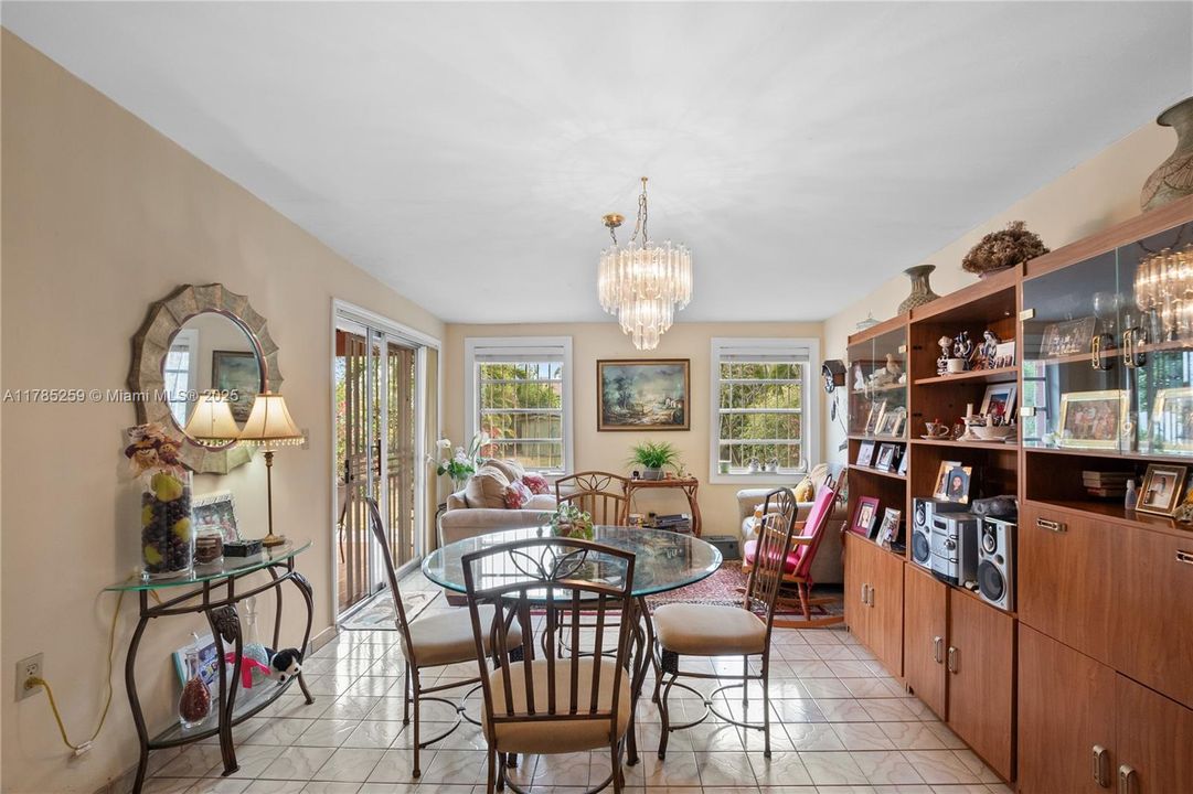 Recently Sold: $575,000 (2 beds, 1 baths, 1160 Square Feet)